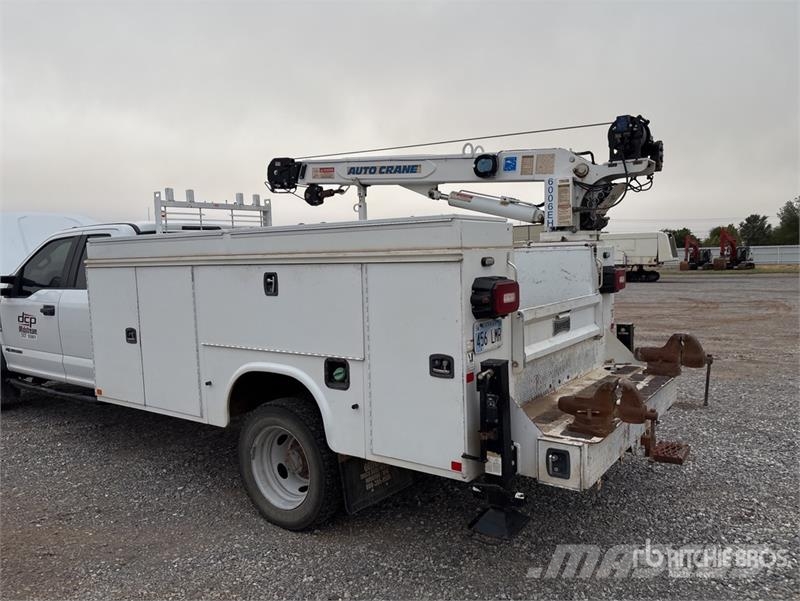 Ford F-550 XL 4x4 Extended Cab Service Truck Komunalna vozila