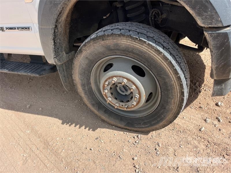 Ford F-550 XL 4x4 Extended Cab Cab and Chassis Cabins and interior