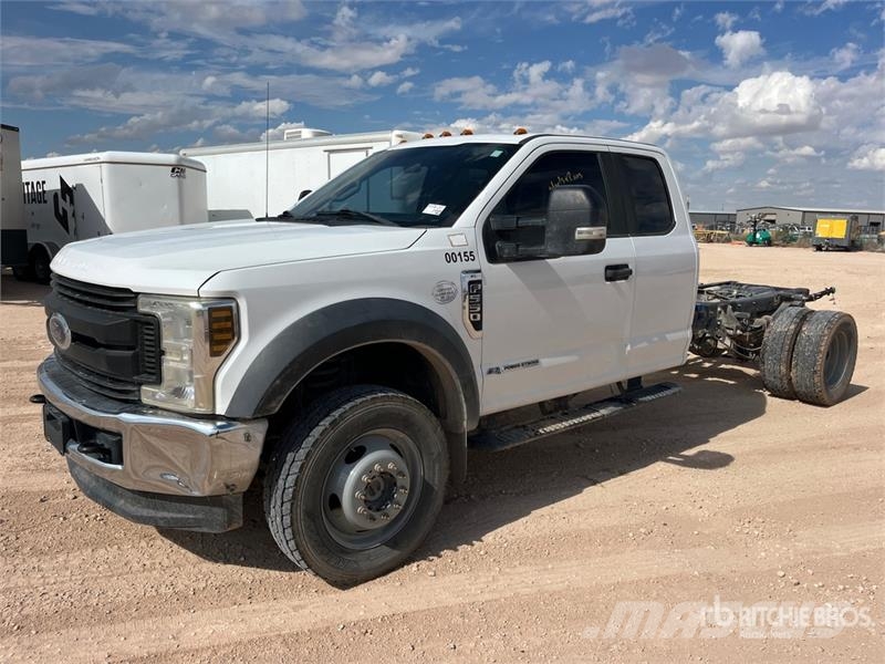 Ford F-550 XL 4x4 Extended Cab Cab and Chassis Cabins and interior