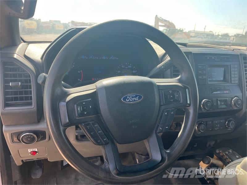 Ford F-550 XL 4x4 Extended Cab Service Truck 多目的／汎用車両