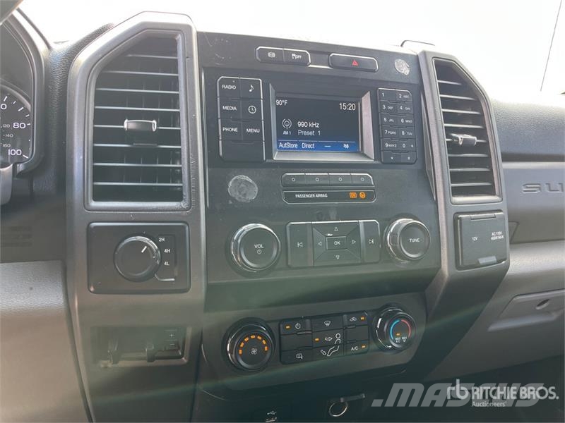 Ford F-550 XL 4x4 Extended Cab Cab and Chassis Cabins and interior
