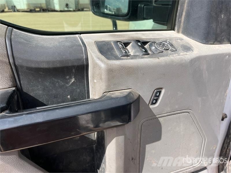 Ford F-550 XL 4x4 Extended Cab Cab and Chassis Kabine i unutrašnjost