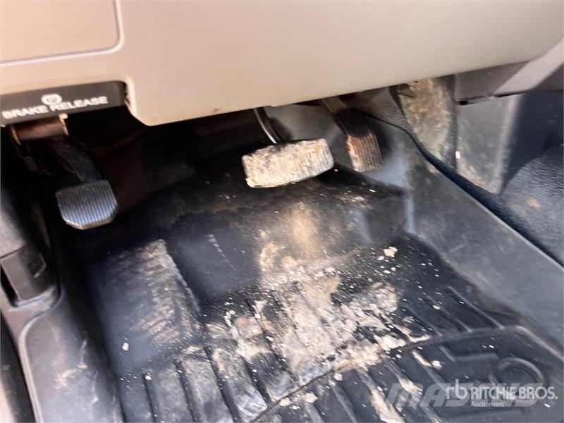 Ford F-550 XL 4x4 Extended Cab Cab and Chassis Cabins and interior