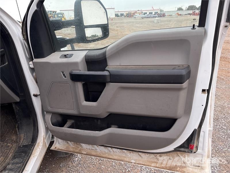 Ford F-550 XL 4x4 Extended Cab Service Truck Komunalna vozila