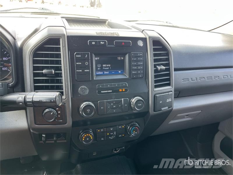 Ford F-550 XL 4x4 Extended Cab Cab and Chassis Cabins and interior