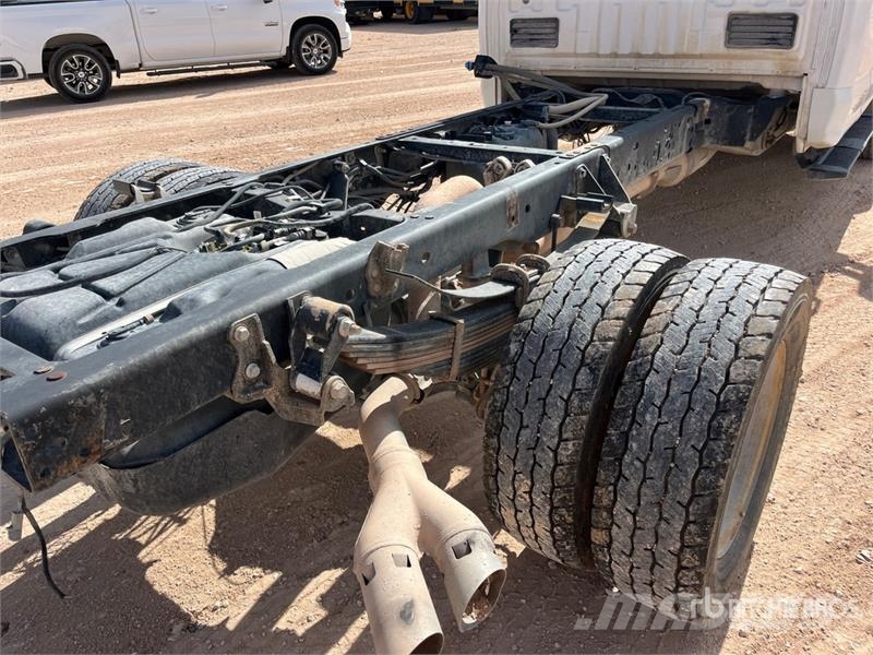 Ford F-550 XL 4x4 Extended Cab Cab and Chassis Cabins and interior