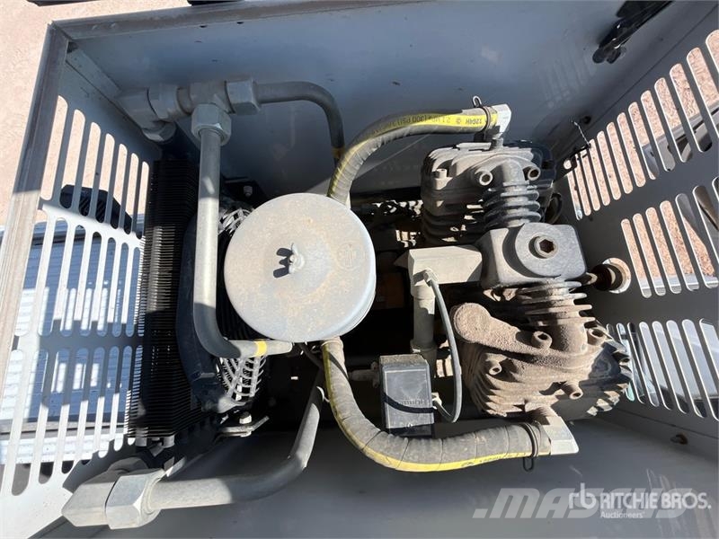 Ford F-550 XL 4x4 Extended Cab Service Truck 多目的／汎用車両
