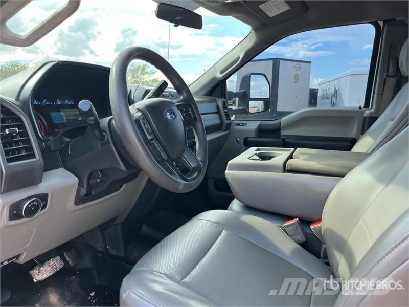 Ford F-550 XL 4x4 Extended Cab Cab and Chassis Cabins and interior