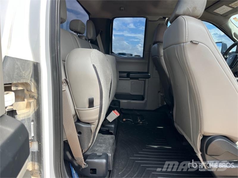 Ford F-550 XL 4x4 Extended Cab Cab and Chassis Cabins and interior
