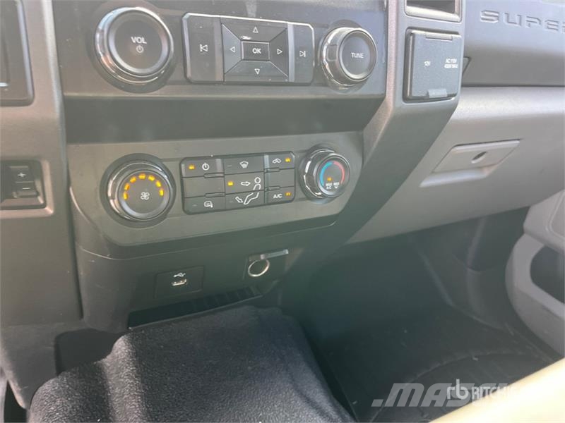 Ford F-550 XL 4x4 Extended Cab Cab and Chassis Cabins and interior