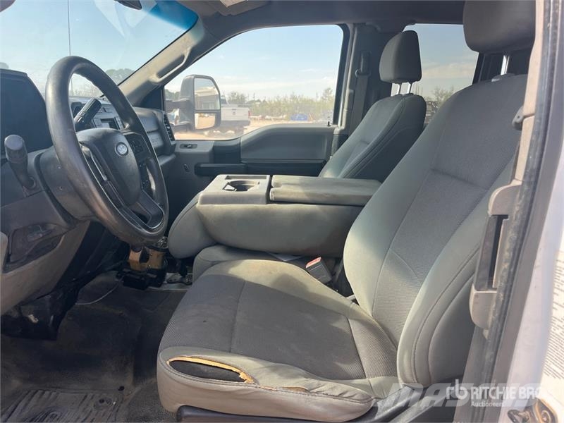 Ford F-550 XL 4x4 Extended Cab Service Truck 多目的／汎用車両