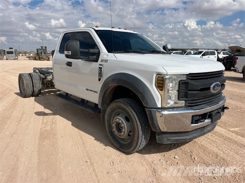 Ford F-550 XL 4x4 Extended Cab Cab and Chassis Cabins and interior