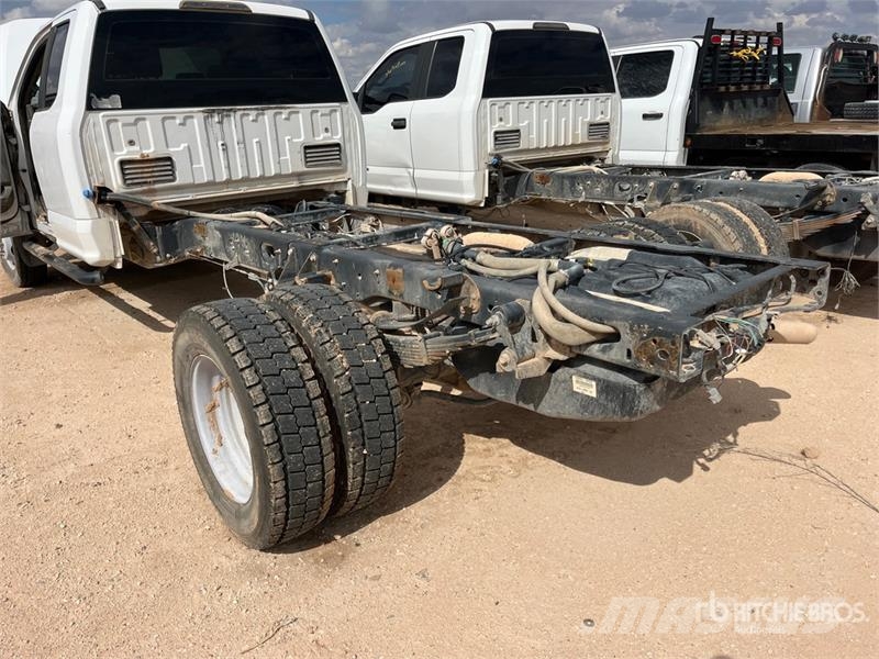 Ford F-550 XL 4x4 Extended Cab Cab and Chassis Kabine i unutrašnjost