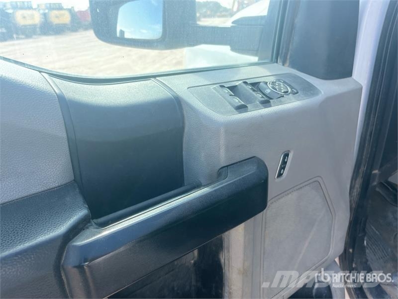 Ford F-550 XL 4x4 Extended Cab Service Truck 多目的／汎用車両