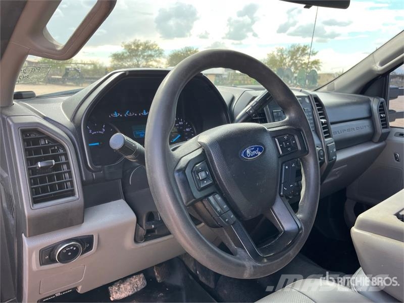 Ford F-550 XL 4x4 Extended Cab Cab and Chassis Cabins and interior