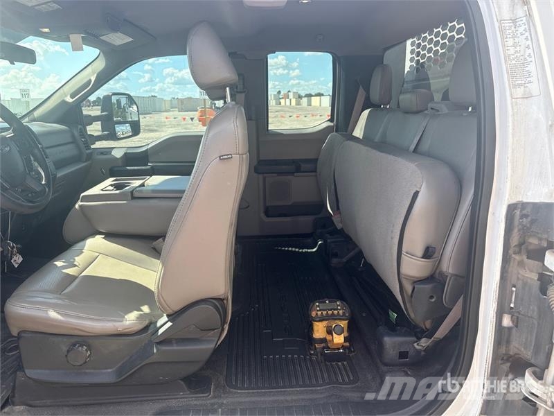 Ford F-550 XL 4x4 Extended Cab Service Truck 多目的/汎用車両