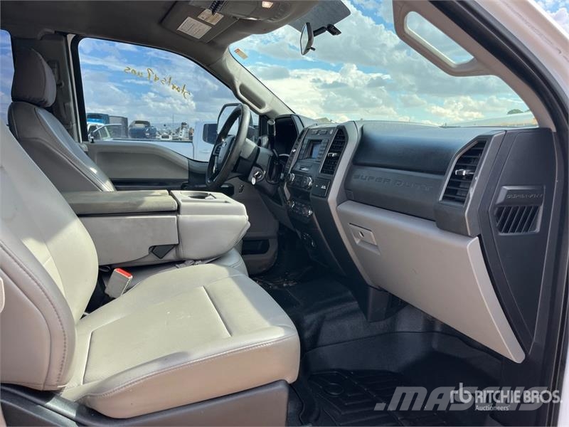Ford F-550 XL 4x4 Extended Cab Cab and Chassis Cabins and interior