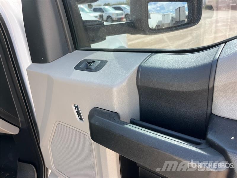 Ford F-550 XL 4x4 Extended Cab Cab and Chassis Cabins and interior