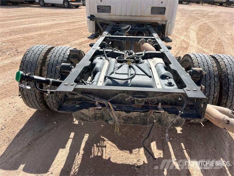 Ford F-550 XL 4x4 Extended Cab Cab and Chassis Cabins and interior