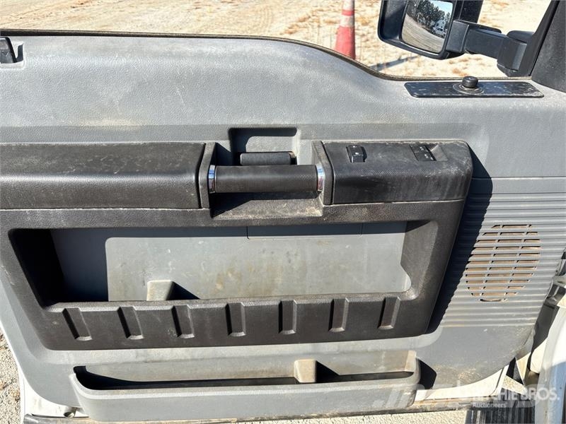 Ford F-550 XL 4x4 Service Truck مركبات الأغراض العامة