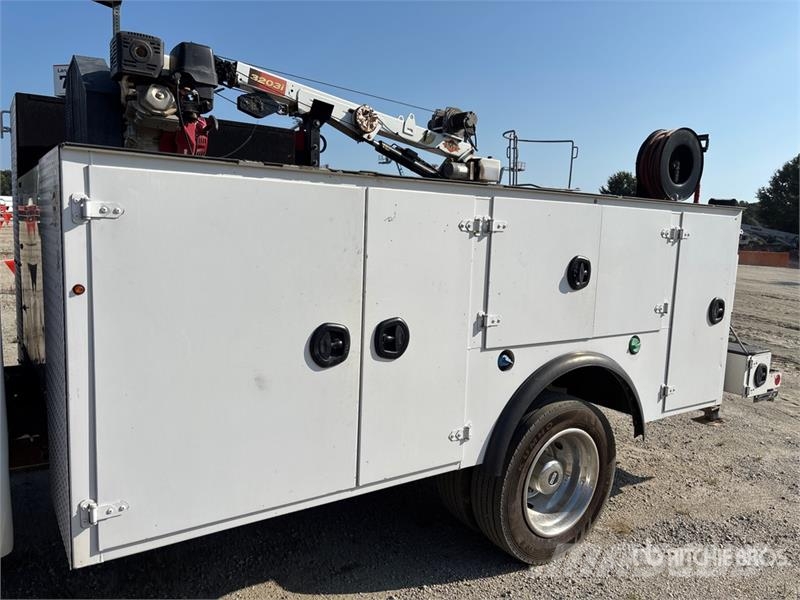 Ford F-550 XL 4x4 Service Truck مركبات الأغراض العامة