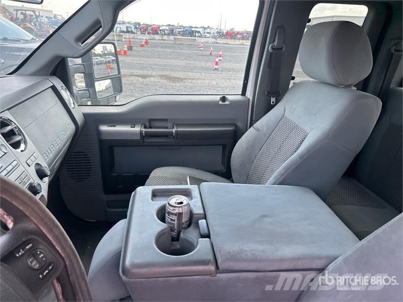 Ford F-550 XL Super Duty XLT 4x2 Extended Cab Cab and C كابينة والداخلية