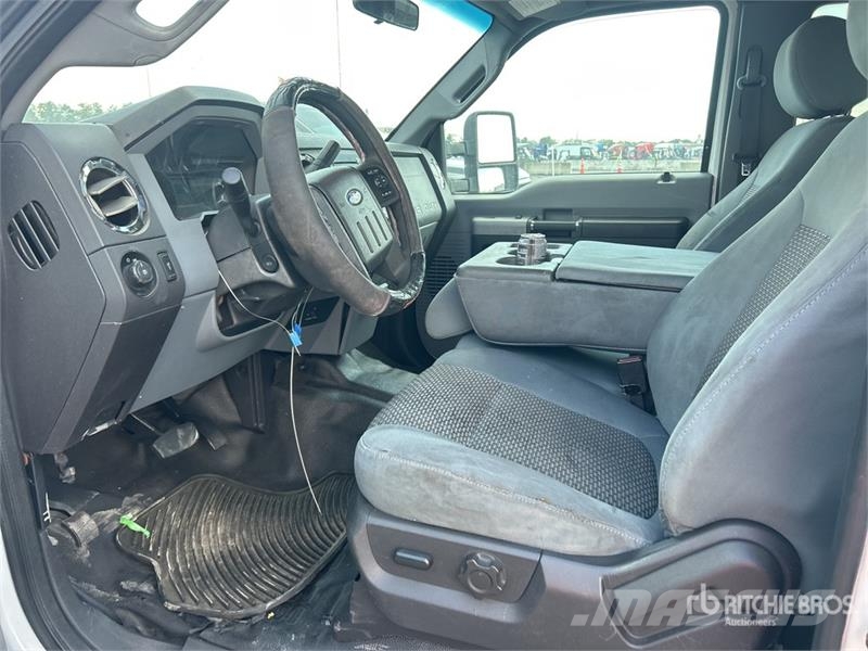 Ford F-550 XL Super Duty XLT 4x2 Extended Cab Cab and C كابينة والداخلية