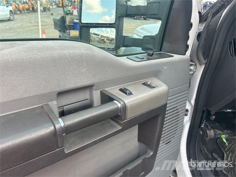Ford F-550 XL Super Duty XLT 4x2 Extended Cab Cab and C كابينة والداخلية