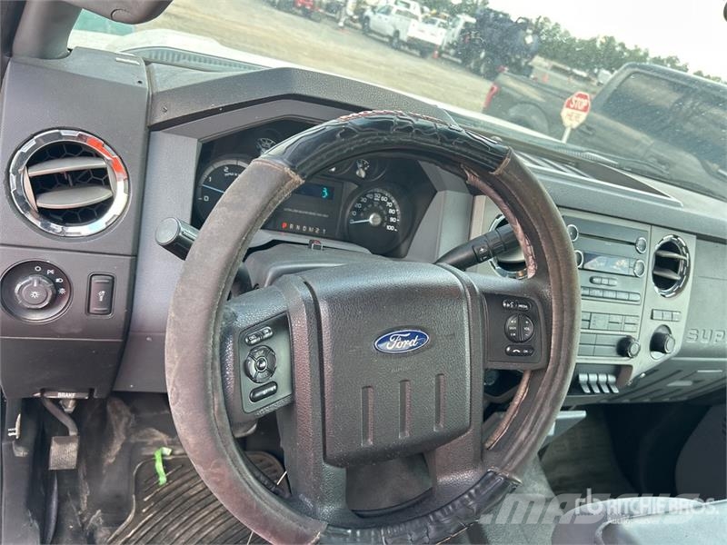 Ford F-550 XL Super Duty XLT 4x2 Extended Cab Cab and C كابينة والداخلية