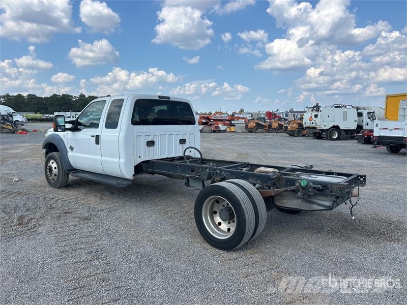 Ford F-550 XLT 4x2 Extended Cab Cab and Chassis Cabines e interior