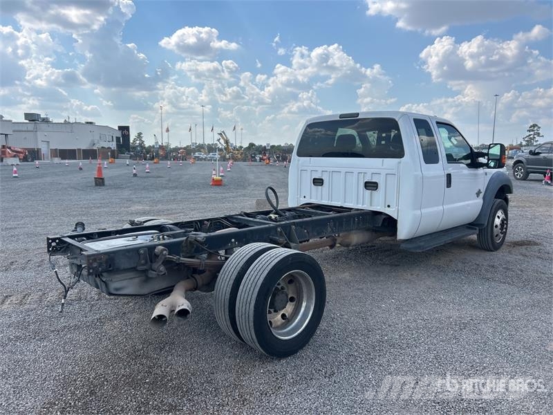 Ford F-550 XLT 4x2 Extended Cab Cab and Chassis Cabines e interior