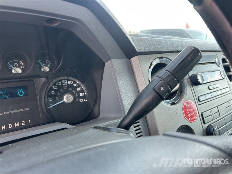 Ford F-550 XLT 4x2 Extended Cab Cab and Chassis Cabines e interior