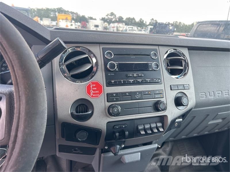 Ford F-550 XLT 4x2 Extended Cab Cab and Chassis Cabines e interior