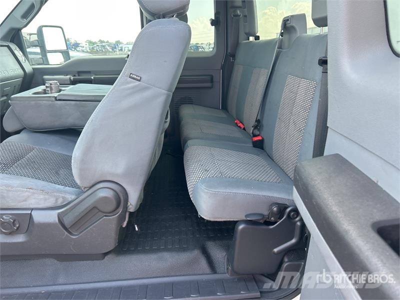 Ford F-550 XLT 4x2 Extended Cab Cab and Chassis Cabines e interior