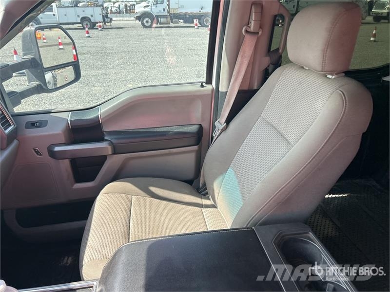 Ford F-550 XLT 4x4 Crew Cab Flatbed Truck Platformas/izkraušana no sāniem