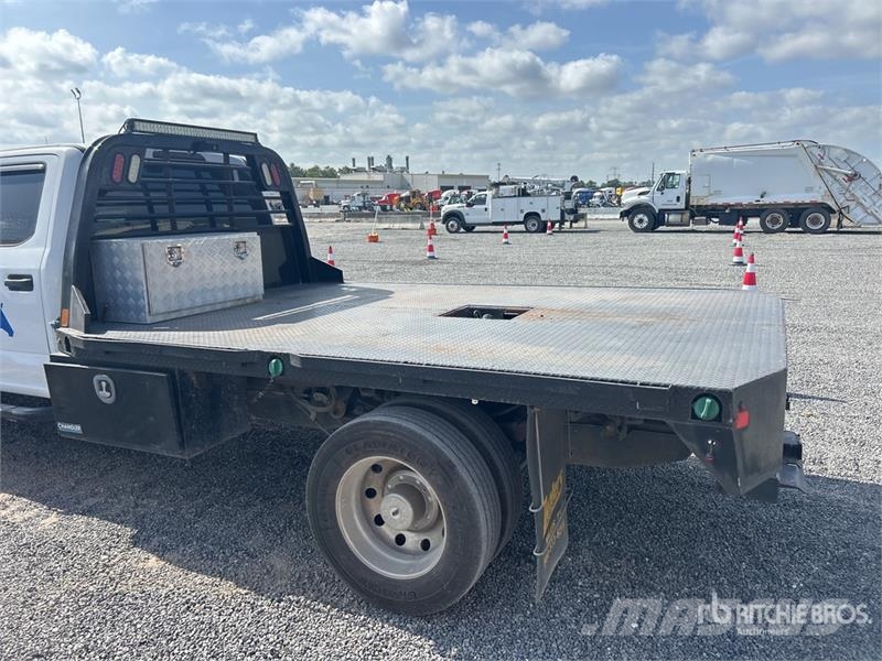 Ford F-550 XLT 4x4 Crew Cab Flatbed Truck Platformas/izkraušana no sāniem