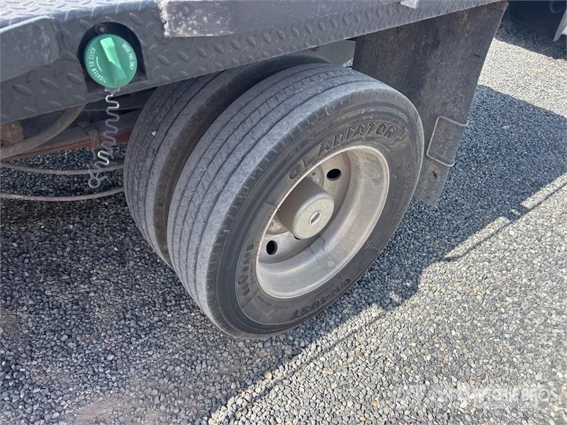 Ford F-550 XLT 4x4 Crew Cab Flatbed Truck Platformas/izkraušana no sāniem