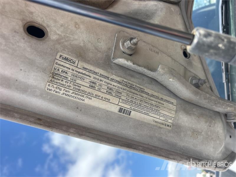 Ford F-550 XLT 4x4 Crew Cab Flatbed Truck Platformas/izkraušana no sāniem