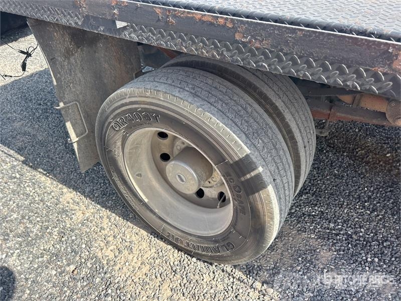 Ford F-550 XLT 4x4 Crew Cab Flatbed Truck Platformas/izkraušana no sāniem