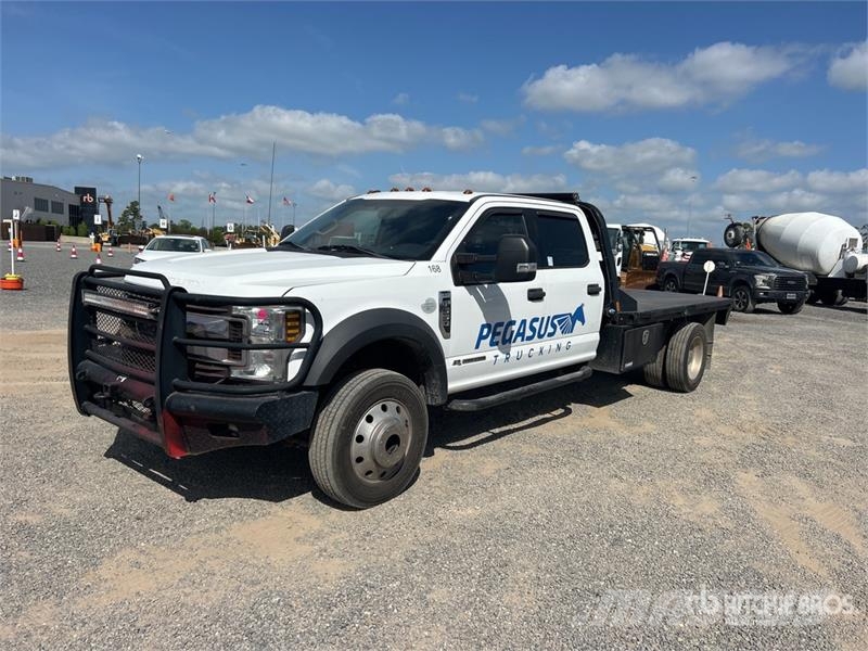 Ford F-550 XLT 4x4 Crew Cab Flatbed Truck Platformas/izkraušana no sāniem