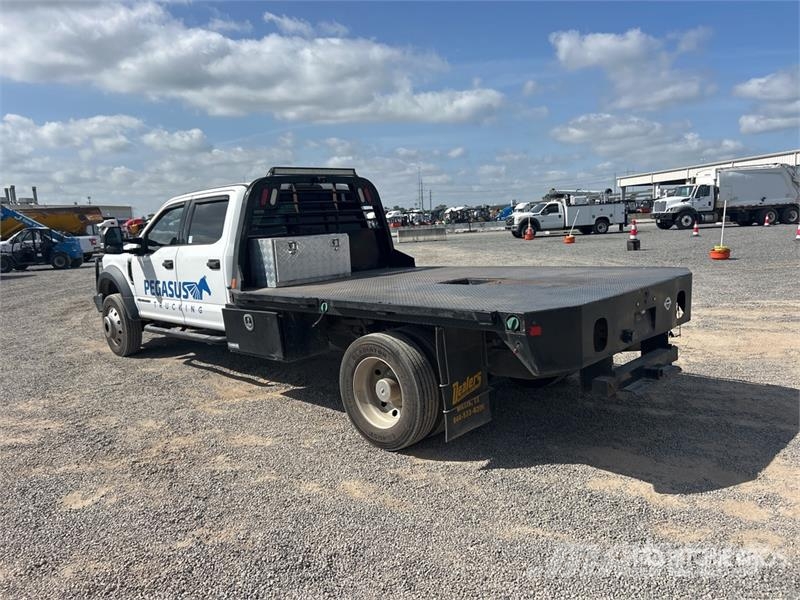 Ford F-550 XLT 4x4 Crew Cab Flatbed Truck Platformas/izkraušana no sāniem