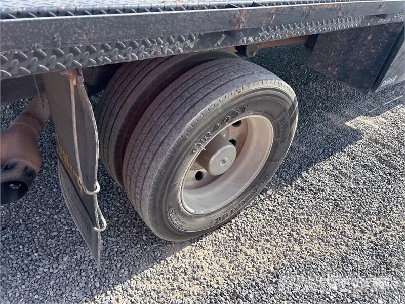 Ford F-550 XLT 4x4 Crew Cab Flatbed Truck Platformas/izkraušana no sāniem