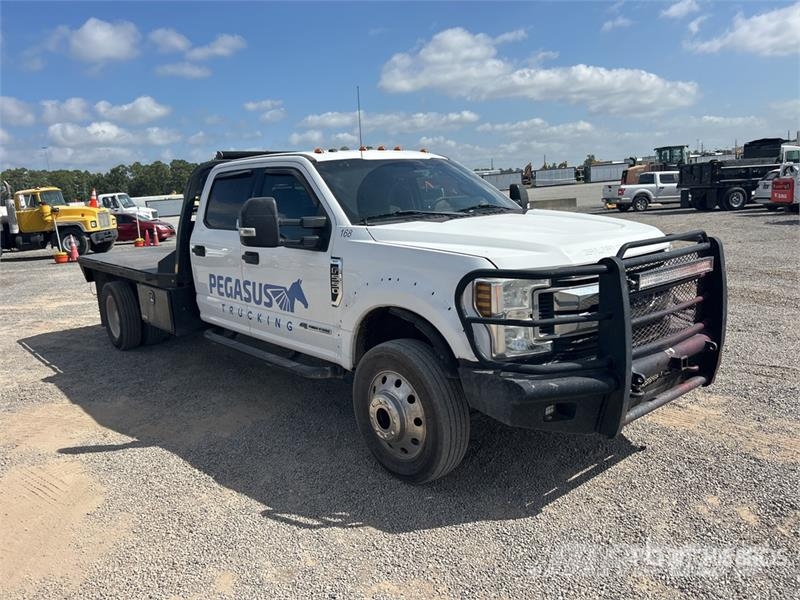 Ford F-550 XLT 4x4 Crew Cab Flatbed Truck Platformas/izkraušana no sāniem