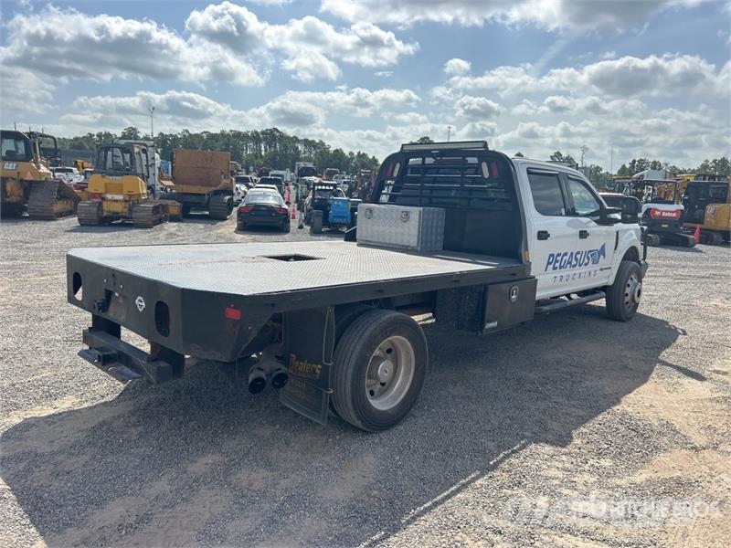 Ford F-550 XLT 4x4 Crew Cab Flatbed Truck Platformas/izkraušana no sāniem