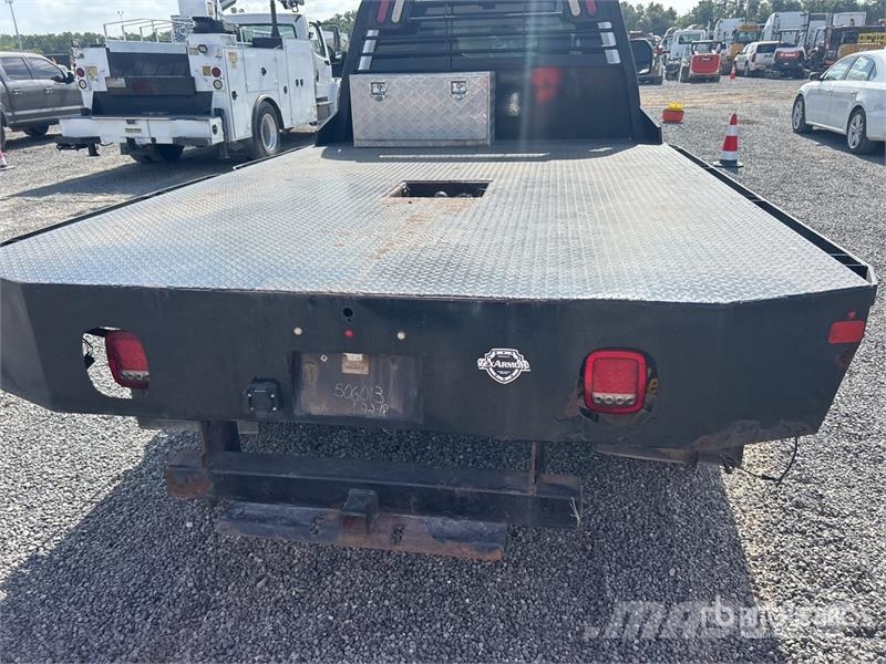 Ford F-550 XLT 4x4 Crew Cab Flatbed Truck Platformas/izkraušana no sāniem