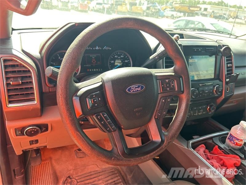 Ford F-550 XLT 4x4 Crew Cab Flatbed Truck Platformas/izkraušana no sāniem