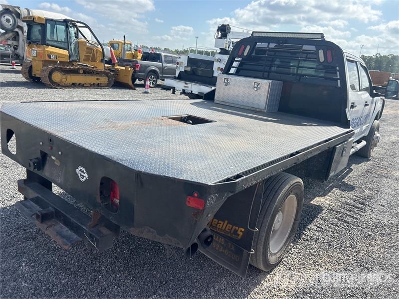 Ford F-550 XLT 4x4 Crew Cab Flatbed Truck Platformas/izkraušana no sāniem