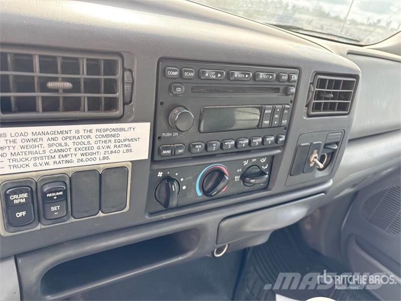 Ford F-650 组合/真空油槽车