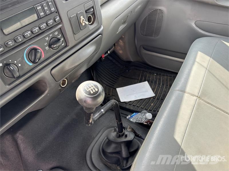 Ford F-650 组合/真空油槽车