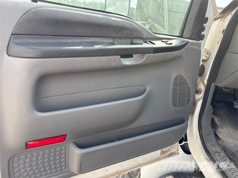 Ford F-650 组合/真空油槽车